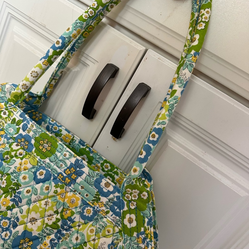 Vera Bradley purse. 9 inch drop. Zipper closure.